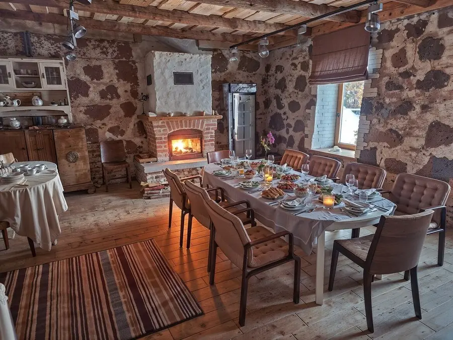 Kaminasaal kaetud laudadega