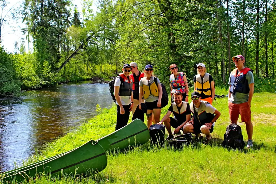 Seltskond kanuumatkal