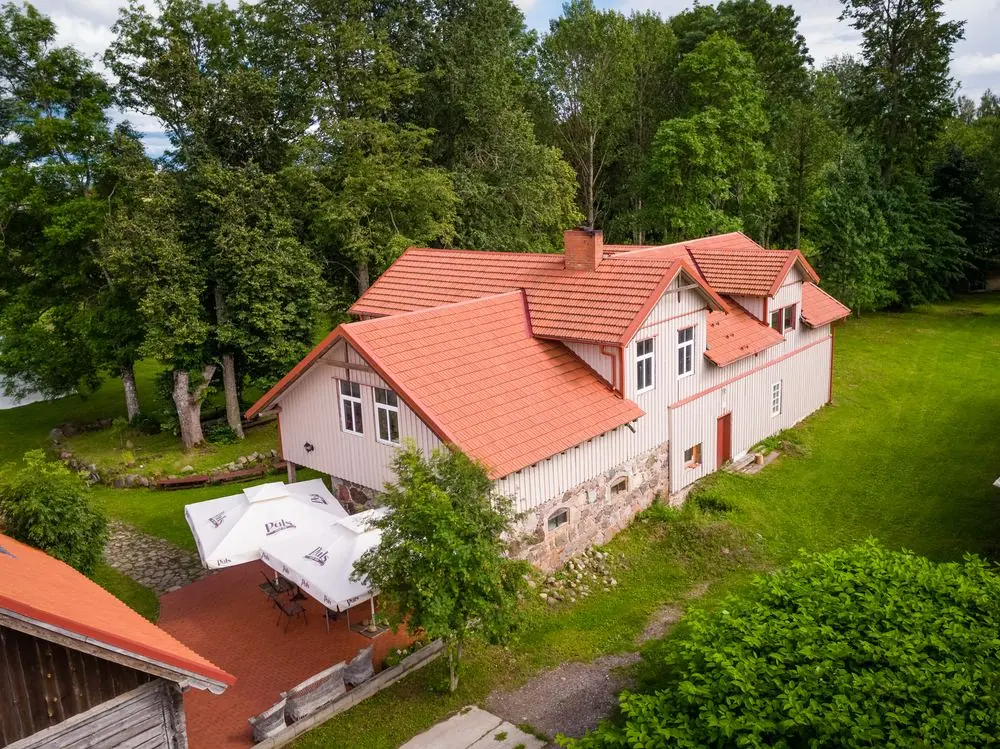 Õnnela host house and terrace with parasols among the trees